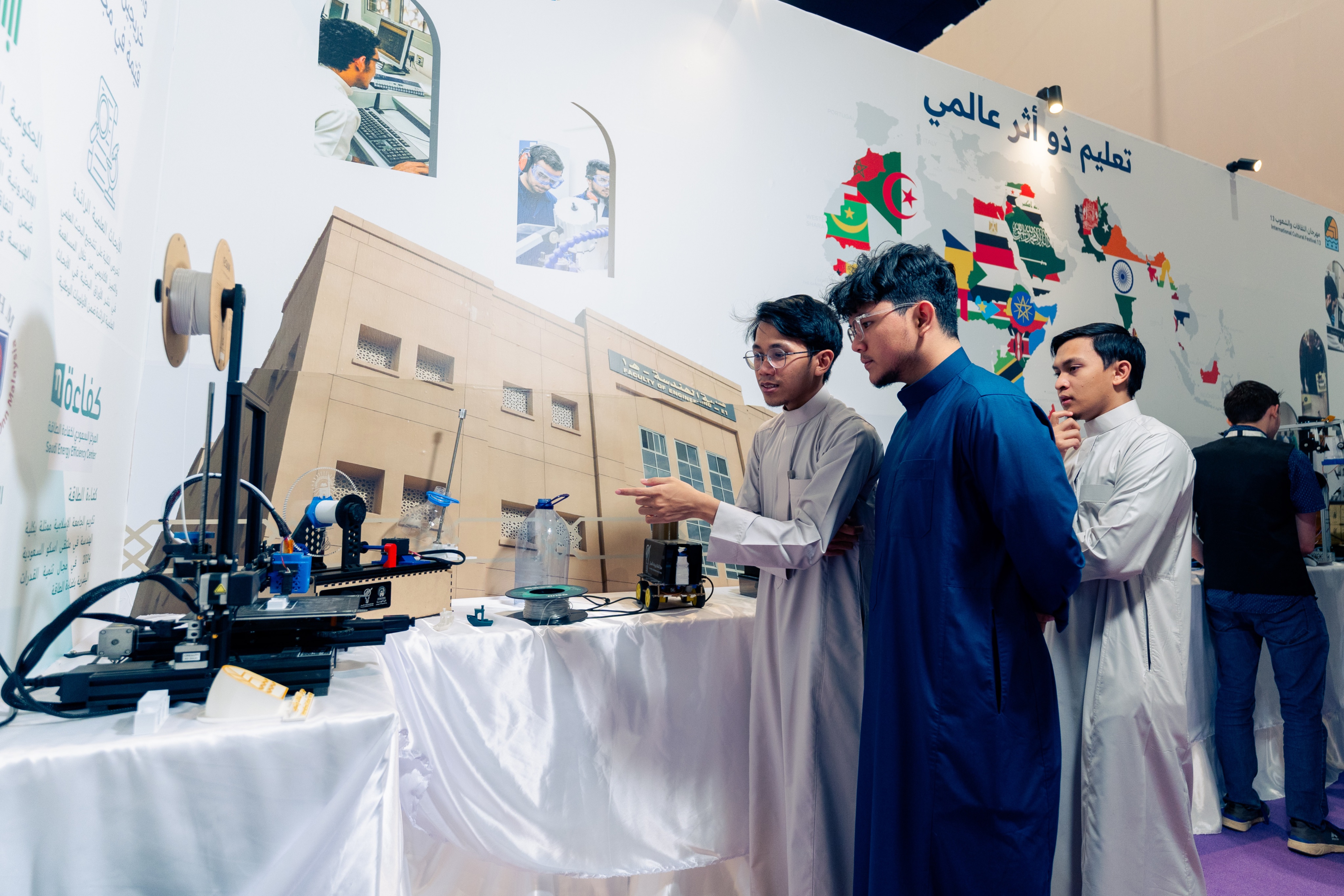 مشاركة طلاب كلية الهندسة في مهرجان الثقافات والشعوب الثالث عشر